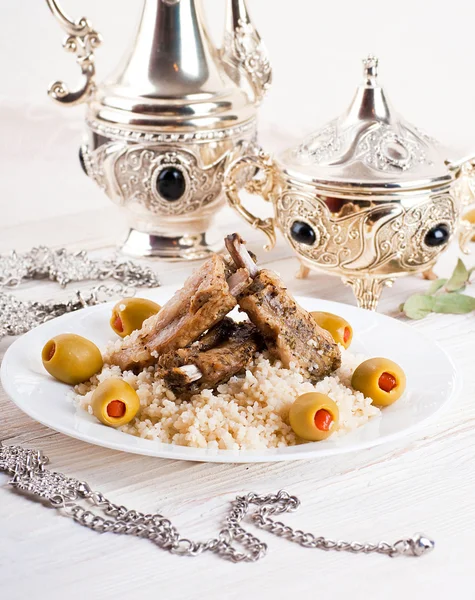 Tagine marocchina con costolette di agnello, couscous e olive — Foto Stock