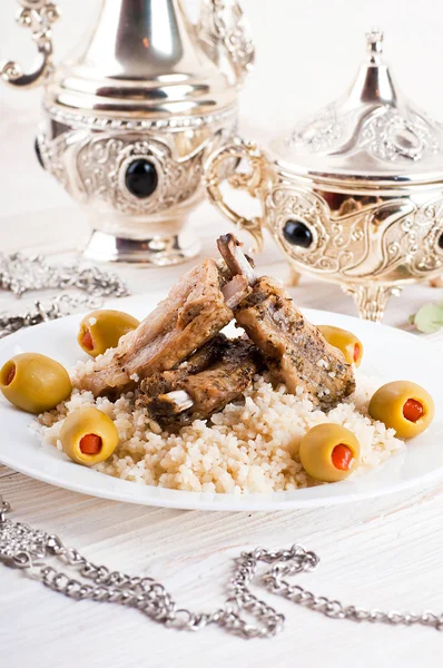 Tagine marroquino com costelas de cordeiro, cuscuz e azeitonas — Fotografia de Stock