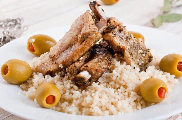 Tagine marroquino com costelas de cordeiro, cuscuz e azeitonas — Fotografia de Stock