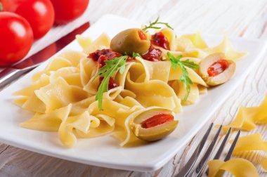 makarna ile domates, roka ahşap tablo