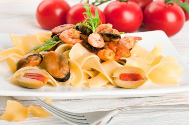 makarna domates ve deniz ürünleri, midye ve karides