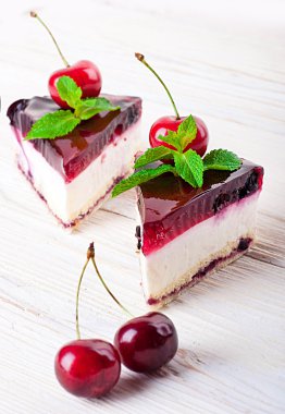 vişneli cheesecake ile ahşap bir masa üzerinde çay