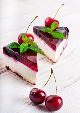 vişneli cheesecake ile ahşap bir masa üzerinde çay