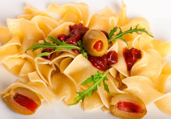 Pasta with tomato and arugula on the wooden table — Stock Photo, Image