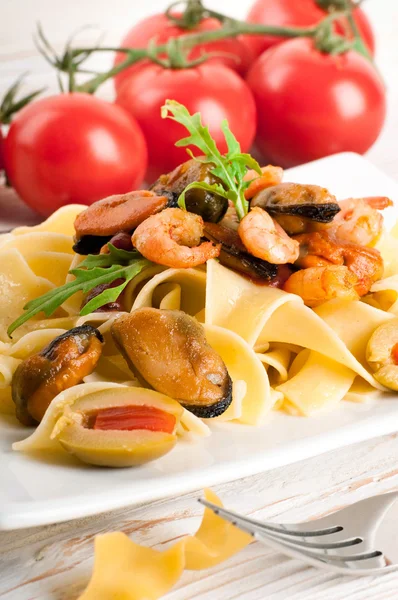 Pasta with tomato and seafood, mussels and shrimp — Stock Photo, Image