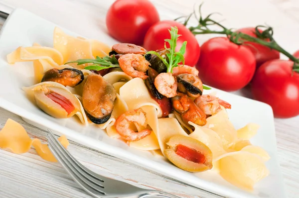 Pasta with tomato and seafood, mussels and shrimp — Stock Photo, Image