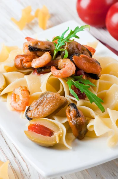 Pasta with tomato and seafood, mussels and shrimp — Stock Photo, Image