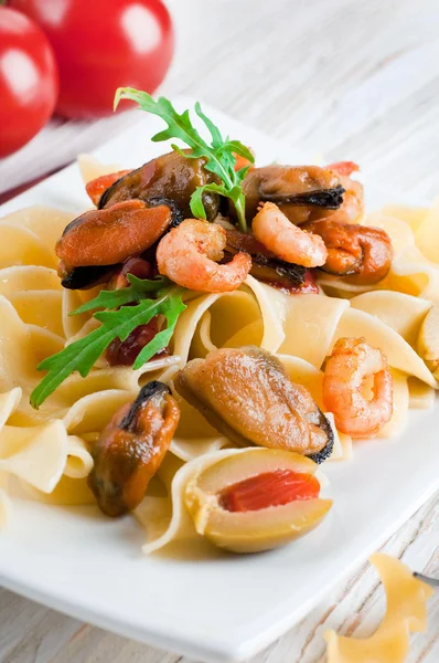 Pasta with tomato and seafood, mussels and shrimp — Stock Photo, Image