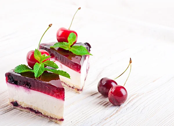 Cherry cheesecake met thee op een houten tafel — Stockfoto