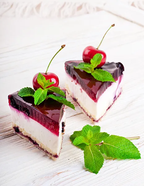 Cherry cheesecake met thee op een houten tafel — Stockfoto
