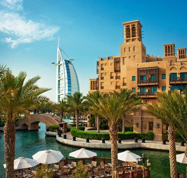 DUBAI, Emirados Árabes Unidos-JUNHO 7: Vista da cidade a partir do deck de observação Burj Khalifa o edifício mais alto do mundo em 7 de junho de 2013 em Dubai — Fotografia de Stock