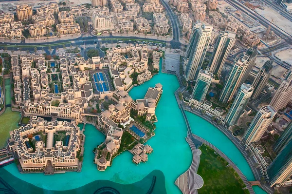 DUBAI, UAE-JUNE 7: View of the city from the observation deck Burj Khalifa the highest building in the world on June 7, 2013 in Dubai — Stock Photo, Image