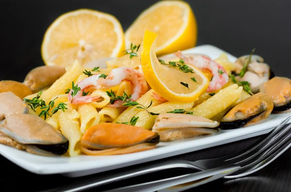 Pasta with mussels — Stock Photo, Image