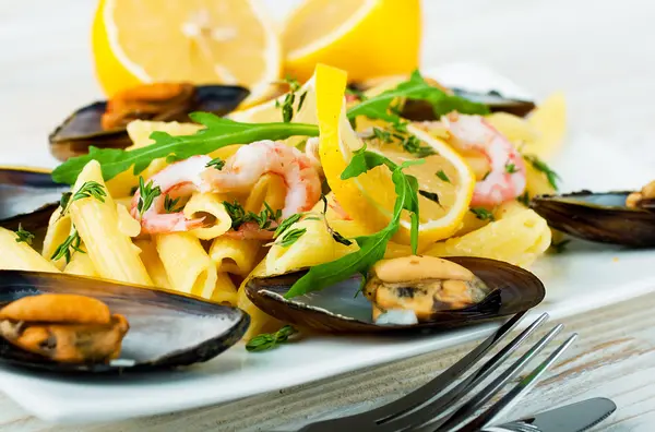 Pasta with mussels — Stock Photo, Image