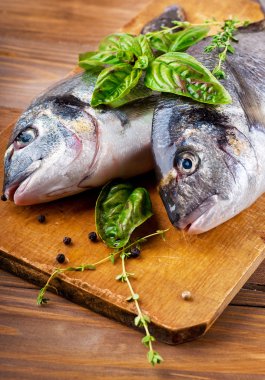 Dorado balığı limon ve ahşap bir gemide baharat