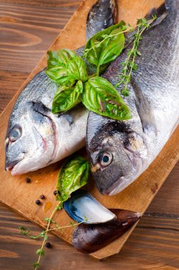 Dorado balığı limon ve ahşap bir gemide baharat