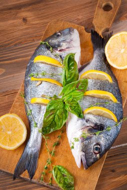 Dorado balığı limon ve ahşap bir gemide baharat