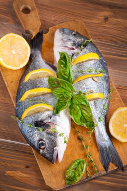 Dorado balığı limon ve ahşap bir gemide baharat
