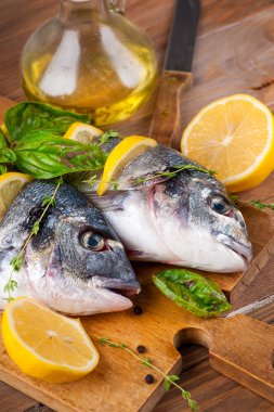 Dorado balığı limon ve ahşap bir gemide baharat