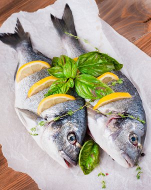 Dorado balığı limon ve ahşap bir gemide baharat