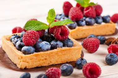 Ahududu, nane ve anason ile BlackBerry tart yıldız