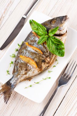 Dorado balığı limon ve ahşap bir gemide baharat