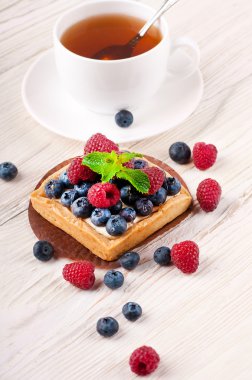 böğürtlen ahududu, nane ve çay ile tart