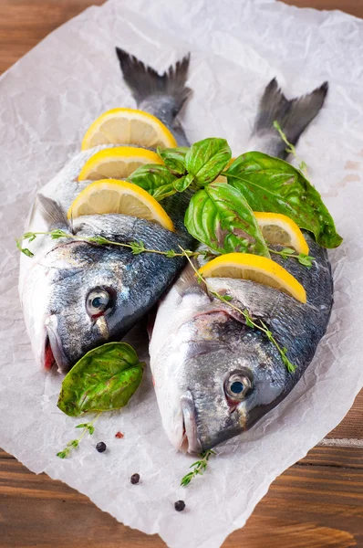 Ryby dorado z cytryny i przyprawy na desce — Zdjęcie stockowe