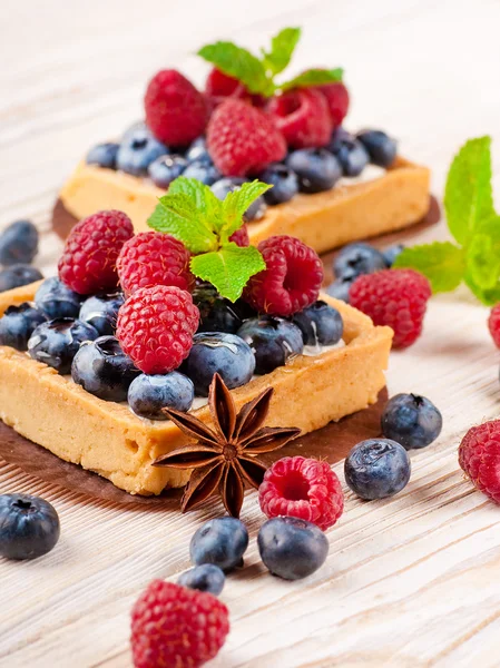 Crostata di more con lamponi, menta e stella di anice — Foto Stock