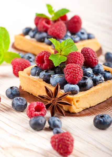 Blackberry tart with raspberries, mint and anise star — Stock Photo, Image