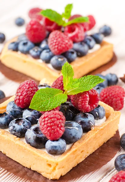 Tarta de moras con frambuesas, menta y anís estrella — Foto de Stock