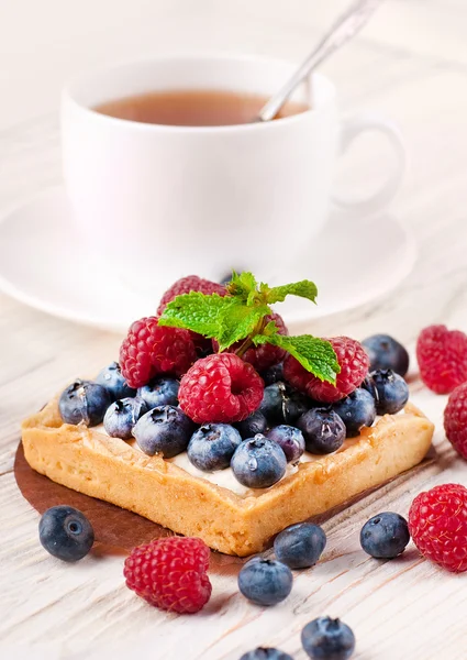 Ежевичный пирог с малиной, мятой и чаем — стоковое фото