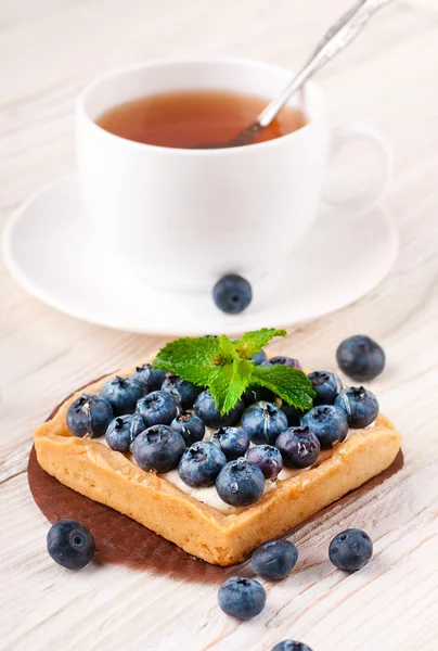 Blackberry tart with raspberries, mint and tea — Stock Photo, Image