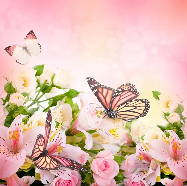 Красива квітка і метелик, синя і кольорова — стокове фото