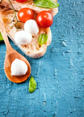 Mozzarella peyniri, domates ve ekmek