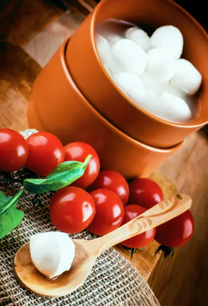 Mozzarella, tomates et pain — Photo