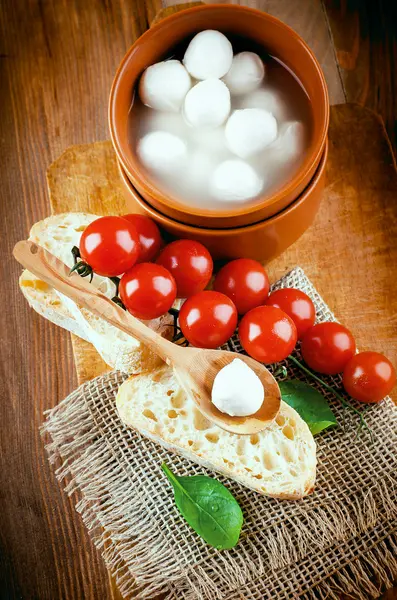 Mozzarella, tomaten en brood — Stockfoto