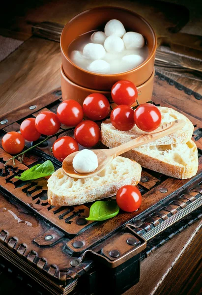 Mozzarella, pomidory i chleb — Zdjęcie stockowe