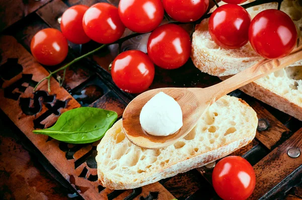 モッツァレラチーズ、トマト、パン — ストック写真