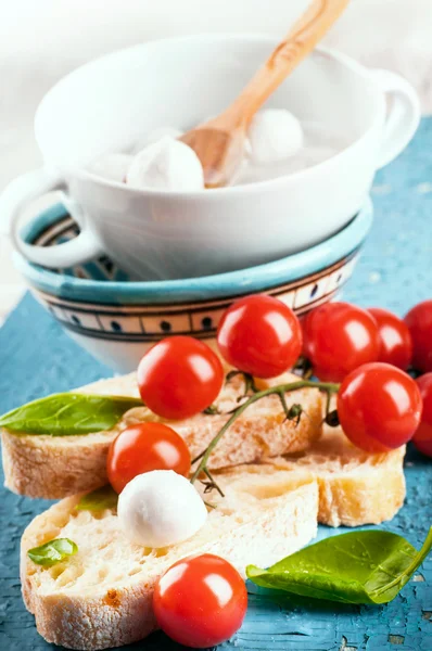 Mozzarella, tomaten en brood — Stockfoto