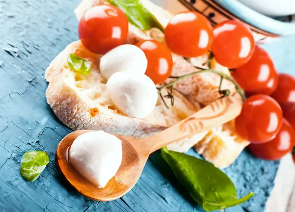 Моцарелла, помидоры и хлеб — стоковое фото
