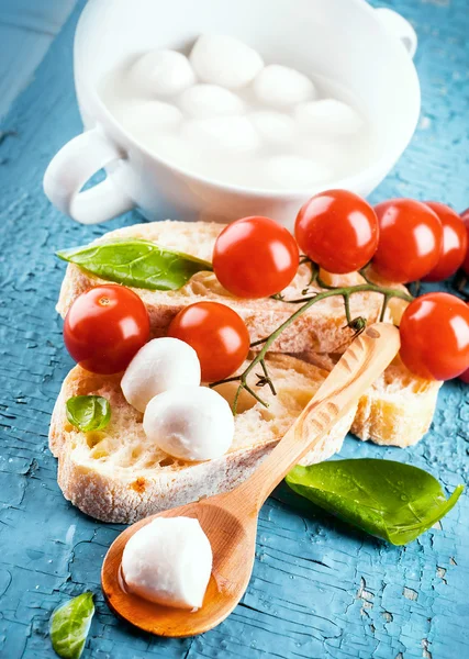 Mozzarella, tomaten en brood — Stockfoto