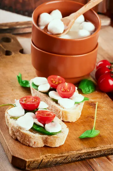 Mozzarella, tomater och bröd — Stockfoto