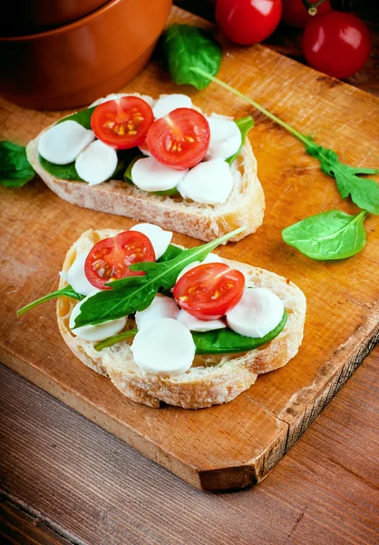 Mozzarella, Tomaten und Brot — Stockfoto