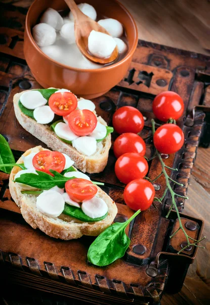 Моцарелла, помидоры и хлеб — стоковое фото