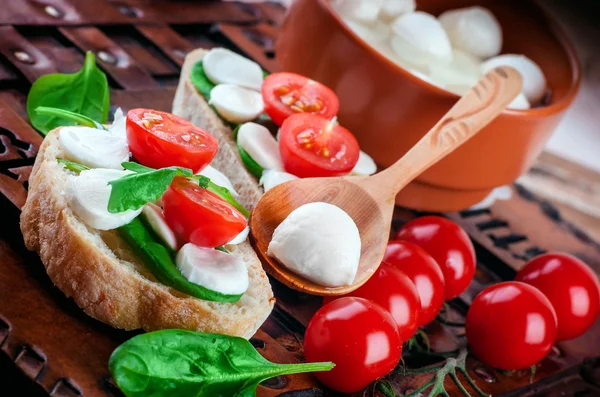Mozzarella, pomodori e pane — Foto Stock