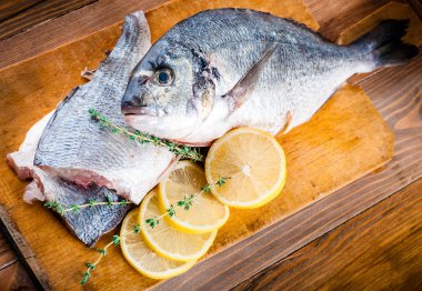 Dorado balığı limon ve incir