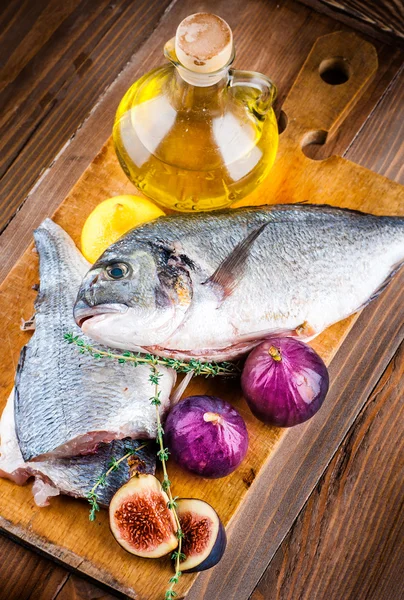 Dorado pescado con limón e higos —  Fotos de Stock