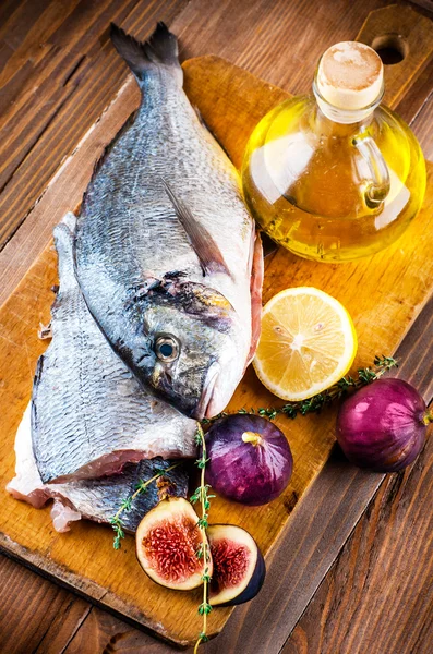 Dorado pescado con limón e higos — Foto de Stock