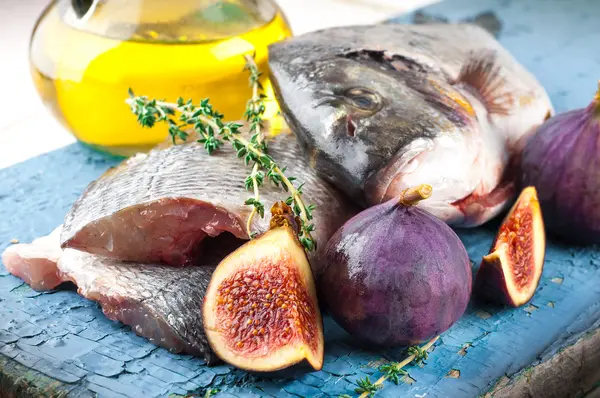 Dorado pescado con limón e higos —  Fotos de Stock